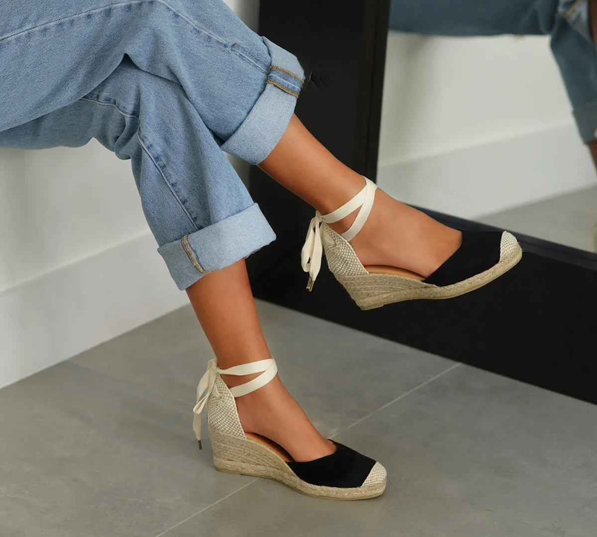 Jimena Black Medium Wedge Laces